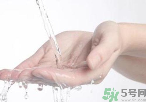 高錳酸鉀染手上了怎么辦？高錳酸鉀染手上了怎么洗掉？