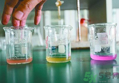 高錳酸鉀染手上了怎么辦？高錳酸鉀染手上了怎么洗掉？