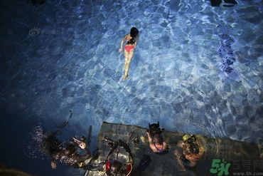 不會游泳可以去水上樂園嗎？不會游泳能去游泳館玩？