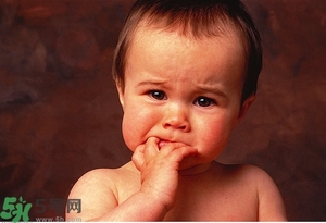 寶寶為什么喜歡咬指甲？寶寶咬指甲是怎么回事？