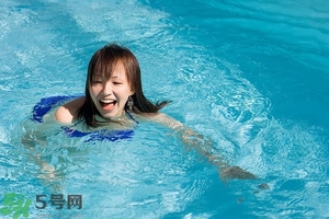 戴著美瞳可以游泳嗎？游泳能帶美瞳嗎？