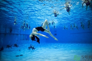 不會游泳可以去水上樂園嗎？不會游泳能去游泳館玩？