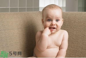 寶寶為什么喜歡咬指甲？寶寶咬指甲是怎么回事？