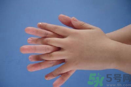 引起手足癬的主要原因？手足癬會(huì)引發(fā)什么疾?。?></p><p>手足癬大多是真菌中的癬菌所引起，主要有紅色毛癬菌、絮狀表皮癬菌、石膏樣毛癬菌、玫瑰色毛癬菌及白色念珠菌等。以上這些真菌，除了引起不同類型的足癬外，也可侵犯皮膚的其他部位。引起不同部位的癬病。足部感染了真菌，并不一定都會(huì)得足癬。而且，足癬并非純屬真菌病。近年來，美國的皮膚病專家把足癬分為單純性足癬和復(fù)雜性足癬。</p><p style=