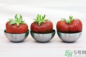 草莓有點爛還能吃嗎？草莓爛了一點還能吃嗎？
