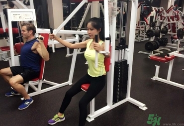 女生健身喝什么牛奶好？女生健身吃什么好？