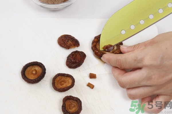 板栗燉鴨好還是燉雞好？栗子燒雞的家常做法