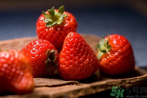 草莓有點爛還能吃嗎？草莓爛了一點還能吃嗎？