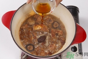 板栗燉鴨好還是燉雞好？栗子燒雞的家常做法