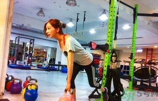 女生健身喝什么牛奶好？女生健身吃什么好？