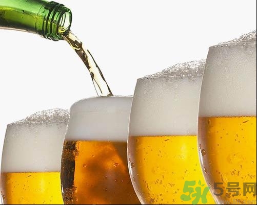 男子喝冰啤后洗澡出血 喝冰啤后可以洗澡嗎？