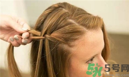 瀑布辮怎么編?瀑布辮編發(fā)步驟 瀑布辮怎么編?瀑布辮編發(fā)步驟