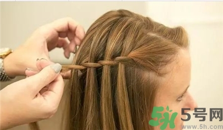 瀑布辮怎么編?瀑布辮編發(fā)步驟 瀑布辮怎么編?瀑布辮編發(fā)步驟