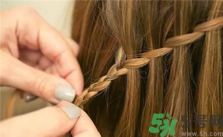 瀑布辮怎么編?瀑布辮編發(fā)步驟 瀑布辮怎么編?瀑布辮編發(fā)步驟