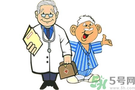 帕金森是發(fā)病原因？帕金森會(huì)引發(fā)什么疾?。?></p><h4>感染</h4><p>一般的呼吸道感染、發(fā)熱都會(huì)使本病癥狀加重。病人由于免疫功能低下，感冒經(jīng)常發(fā)生，也容易罹患支氣管炎、肺炎、胃腸炎等，晚期臥床的病人，完全喪失生活自理能力，不能獨(dú)立起坐，甚則不能自行翻身，兼之營養(yǎng)不良，皮膚受壓，常致褥瘡。墜積性肺炎、吸入性肺炎、心功能衰竭是晚期病人常見的并發(fā)癥，最終可以導(dǎo)致死亡。尿頻也常成為帕金森病人求醫(yī)的原因，尤其夜間尿頻給病人帶來不少麻煩。男性病人常合并前列腺肥大，可導(dǎo)致排尿困難。女性病人因護(hù)理不周，尿便浸漬等，可造成泌尿系統(tǒng)反復(fù)感染直至腎功能損害。感染、敗血癥是導(dǎo)致本病晚期死亡的重要原因。</p><h4>肢體攣縮、畸形、關(guān)節(jié)僵硬等主要見于本病的晚期</h4><p>故對(duì)早、中期病人應(yīng)鼓勵(lì)其多運(yùn)動(dòng)，為晚期病人多做被動(dòng)活動(dòng)，以延緩肢體并發(fā)癥。</p>		</div>
<div align=