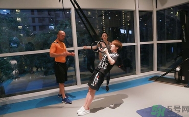 女生去健身房怎么穿衣服？女生去健身房穿什么鞋？