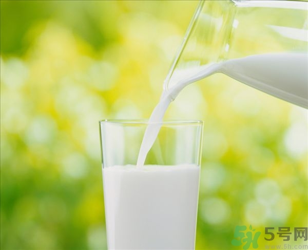 健身喝什么牛奶？健身喝全脂牛奶還是脫脂牛奶？