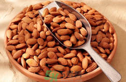 心腦血管病人吃什么食物好？如何預防心腦血管疾?。?></p><h5>1、防止栓塞。血管尤其是冠狀動脈冬季寒冷時容易收縮、痙攣，發(fā)生供血不足，并可能導致栓塞，要十分注意保暖。</h5><h5>2、患者不宜晨練。因為睡眠時,人體人體各神經(jīng)系統(tǒng)處于抑制狀態(tài),活力不足,晨起時突然大幅度鍛煉,神經(jīng)興奮性突然增高,極易誘發(fā)心腦血管疾病,冬季應該注意這個問題。</h5><h5>3、進補要適度。我國民間素有冬季進補的習慣，冬季人們運動本來就少，加之大量進補熱性食物和滋補藥酒，很容易造成血脂增高，誘發(fā)心腦血管疾病，因此冬季進補一定要根據(jù)個人的體質(zhì)進行。</h5><h5>4、心態(tài)平衡。情緒激動是心腦血管病的大忌，冠心病、高血脂患者尤其要放寬胸懷，不要讓情緒起伏太大。</h5><h5>5、適當運動。心腦血管患者不是不能運動，而是要適當運動，運動量減少也會造成血流緩慢，血脂升高。要合理安排運動時間和控制好運動量。冬季要等太陽升起來之后再去鍛煉，此時，溫度回升，可避免機體突然受到寒冷刺激而發(fā)病。</h5><h3>預防心腦血管的藥物<br/></h3><p style=