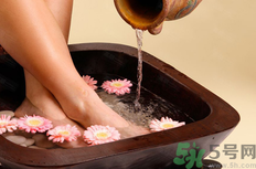 下雨天關(guān)節(jié)痛是怎么回事？下雨天關(guān)節(jié)疼痛是風(fēng)濕性關(guān)節(jié)炎嗎？