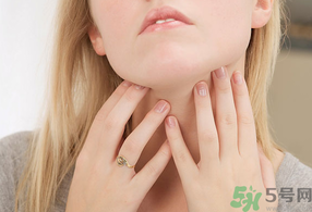 秋季嗓子干癢咳嗽是怎回事？秋季嗓子干癢咳嗽怎么辦？