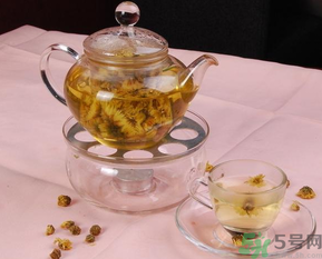 胖大?？梢院途栈ㄒ黄鹋菟葐?？胖大海和菊花一起泡水喝的功效