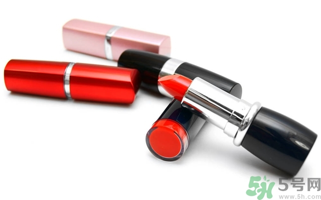 皮膚黑涂什么顏色口紅好看？皮膚白涂什么顏色的口紅？