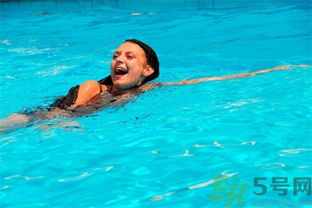 游泳能改善膝關(guān)節(jié)踝關(guān)節(jié)損傷嗎？游泳對膝關(guān)節(jié)炎有益嗎？