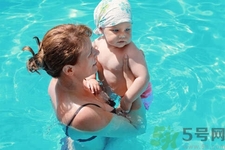 游泳可以治療頸椎病嗎？游泳能不能治療頸椎??？