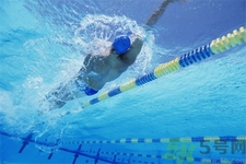 游泳可以治療頸椎病嗎？游泳能不能治療頸椎??？