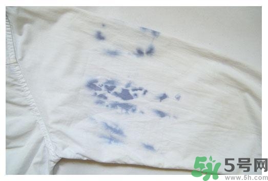 衣服長(zhǎng)黑點(diǎn)怎么洗掉？衣服上長(zhǎng)霉點(diǎn)怎么去除？