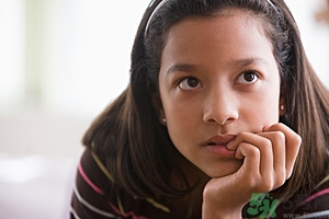 咬指甲什么原因？咬指甲是什么?。?></p><h4>3、長期習慣</h4><p>很多人咬指甲的行為是不自主的，有時候甚至連自己也沒有意識到正在咬指甲，這可能就是長期的行為習慣現(xiàn)象。這種行為行管需要較長一段時間內養(yǎng)成，需要經(jīng)常性的做特定事情的時候也在做咬指甲這件事情，例如學生在思考問題的時候進行咬指甲，或者咬指甲的時候思考問題，時間久了就成為了條件反射，只要需要思考問題就會不自主的去咬指甲，自己也察覺不到。對于這種情況，需要在有人監(jiān)督的健康下進行習慣修正，否則很難改掉。</p><h3>咬指甲是什么心理</h3><p>咬指甲的現(xiàn)象大多都是有心理因素引起的，這種行為是為了滿足人體的某種習慣，或者讓人會由更完美的狀態(tài)，如果不咬指甲，總是感覺少了點什么。咬指甲的習慣是由長期的行為習慣養(yǎng)成引起的，下面就來詳細分析咬指甲的心理變化吧。</p><h4>1、壓力影響</h4><p>很多人在壓力大的時候，就會有一些習慣性的小動作，這些小動作看似普通，實際上可以有小的緩解壓力，咬指甲也是其中你的一種。咬指甲的之后會刺激牙齦神經(jīng)，手指神經(jīng)，從而會對神經(jīng)系統(tǒng)造成一些特殊的刺激，從而起到緩解壓力的作用，因此咬指甲時可能正處于緊張狀態(tài)。</p><p style=