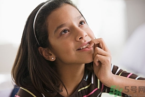 咬指甲什么原因？咬指甲是什么??？