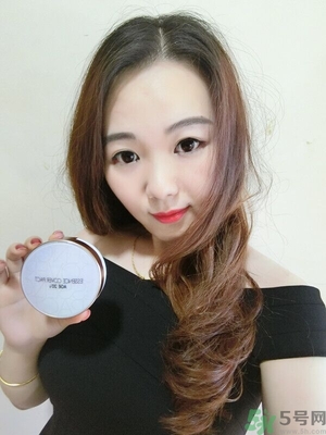 age20s粉底霜粉色和白色有什么區(qū)別？