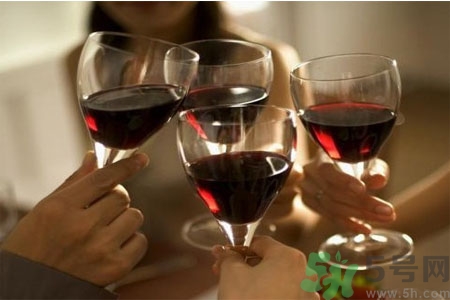 過敏性鼻炎能喝酒嗎？過敏性鼻炎能不能喝酒？