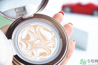 age20s粉底霜粉色和白色有什么區(qū)別？