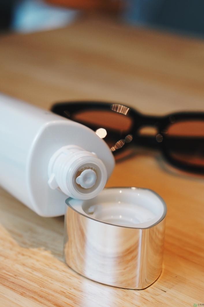 雅詩(shī)蘭黛晶透沁白淡斑精粹水怎么樣？雅詩(shī)蘭黛淡斑水好用嗎？