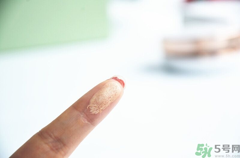 age20s粉底霜粉色和白色有什么區(qū)別？