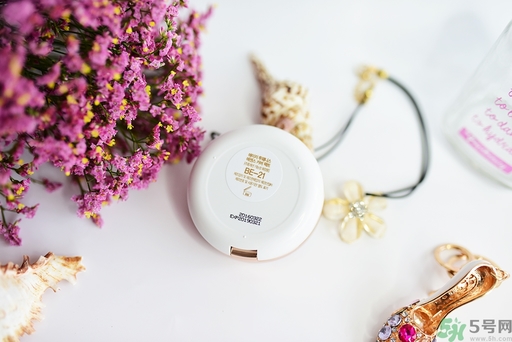 age20s粉底霜粉色和白色有什么區(qū)別？