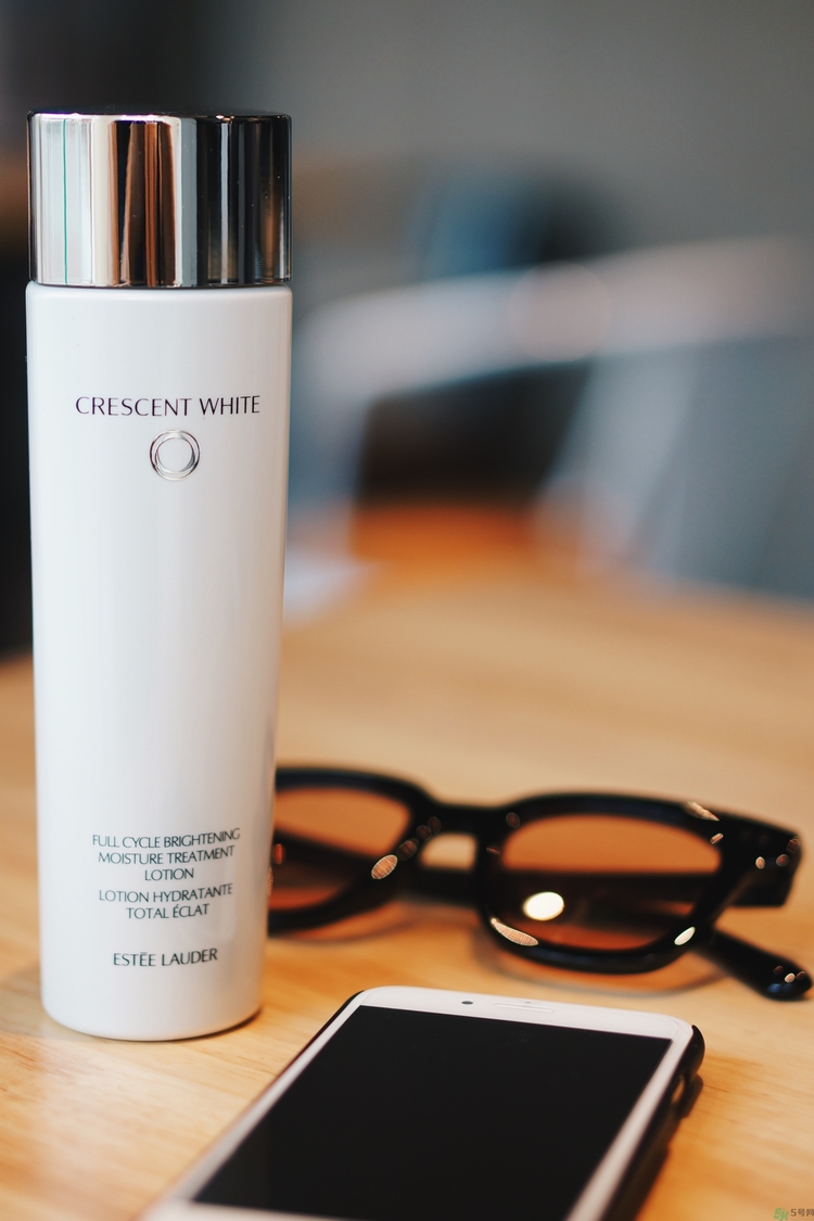 雅詩(shī)蘭黛晶透沁白淡斑精粹水怎么樣？雅詩(shī)蘭黛淡斑水好用嗎？