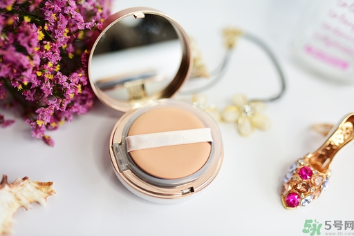 age20s粉底霜粉色和白色有什么區(qū)別？