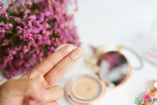 age20s粉底霜粉色和白色有什么區(qū)別？