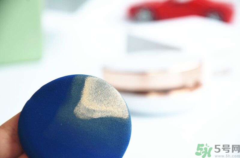 age20s粉底霜粉色和白色有什么區(qū)別？