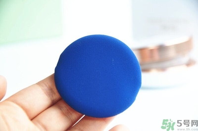 age20s粉底霜粉色和白色有什么區(qū)別？