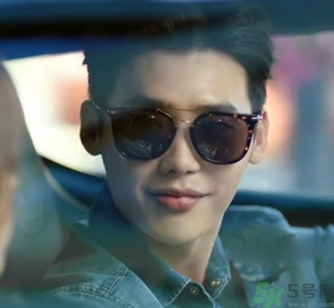 李鐘碩墨鏡什么牌子？姜哲墨鏡什么牌子？