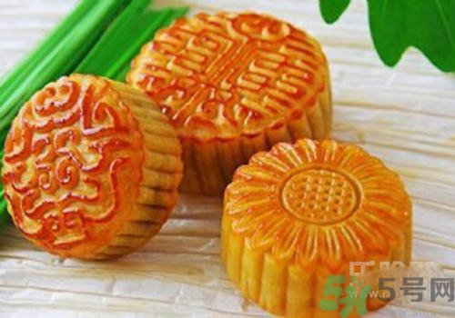 月餅裂開了是怎么回事？月餅開裂了可以吃嗎？