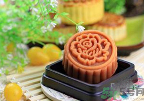 月餅裂開了是怎么回事？月餅開裂了可以吃嗎？