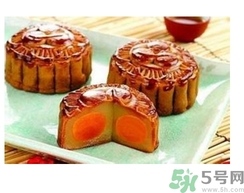 月餅裂開了是怎么回事？月餅開裂了可以吃嗎？