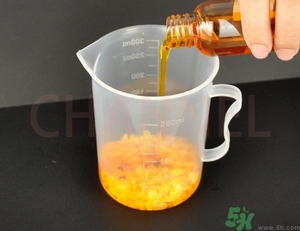 潤(rùn)唇膏怎么做？潤(rùn)唇膏自制方法