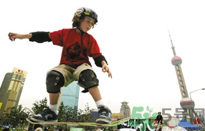 玩滑板可以穿牛仔褲嗎?玩滑板穿什么衣服 玩滑板可以穿牛仔褲嗎?玩滑板穿什么衣服