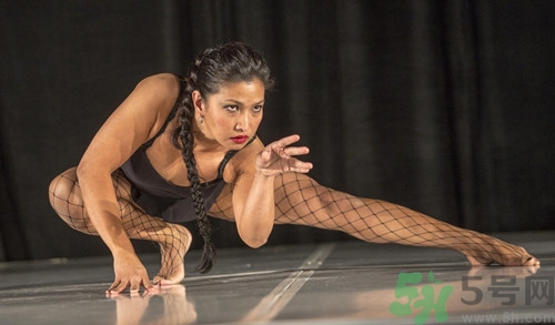 女生在跳鋼管舞的時(shí)候有生理反應(yīng)嗎?怎樣克服在跳舞時(shí)男女生理反應(yīng) 女生在跳鋼管舞的時(shí)候有生理反應(yīng)嗎?怎樣克服在跳舞時(shí)男女生理反應(yīng)